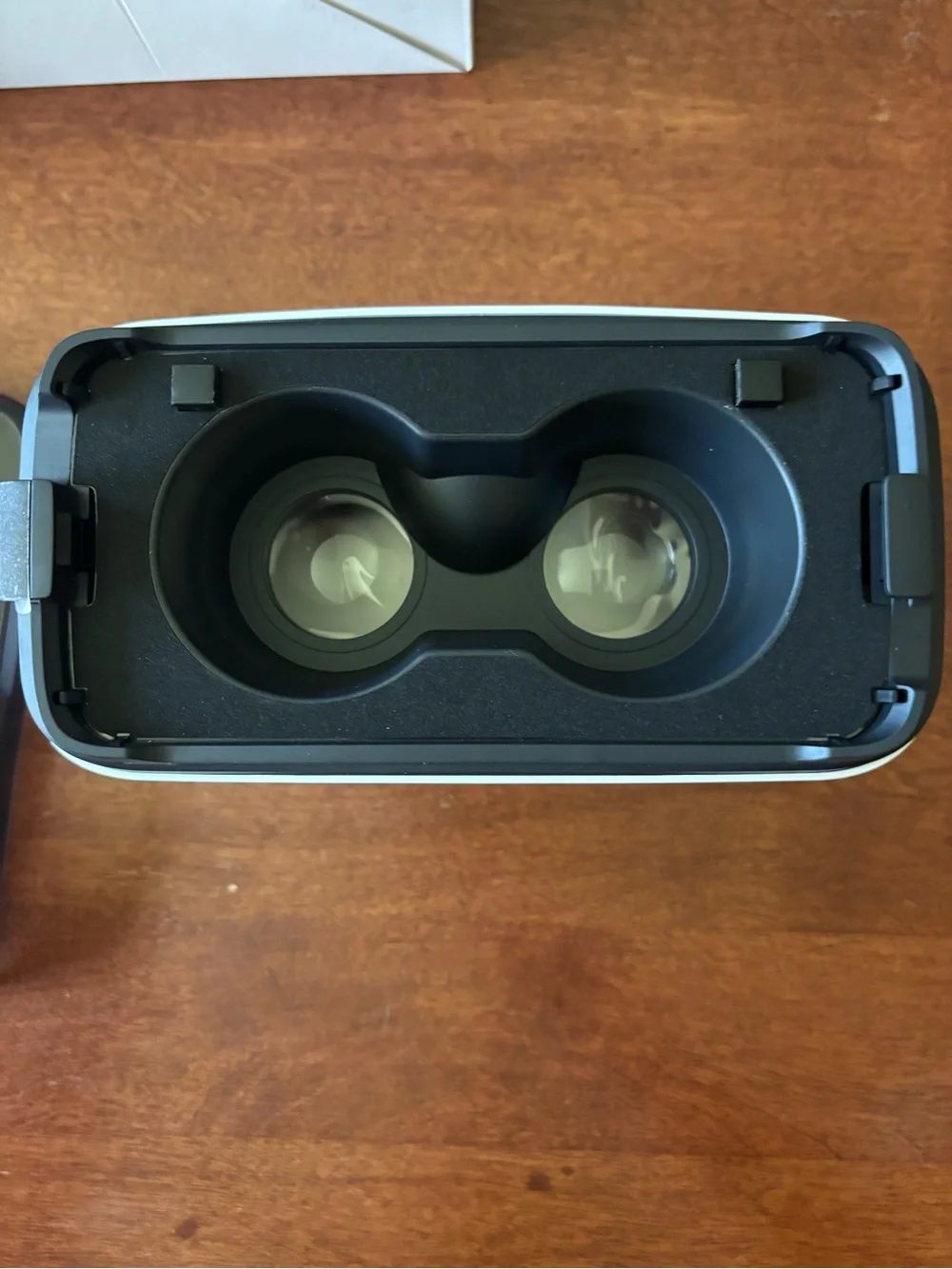Alcatel Idol 4S with Windows 10, a smartphone virtual reality headset